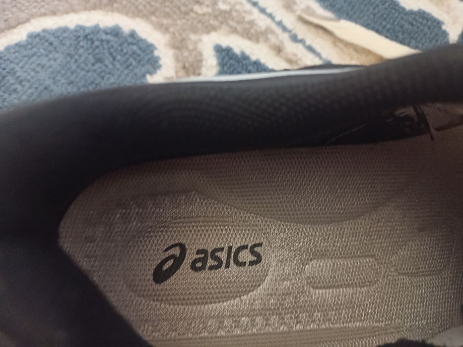 Продам Крассовки asics