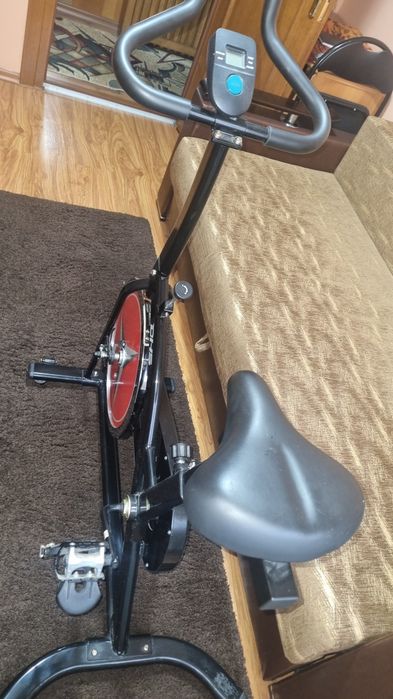 Bicicletă fitness puțin folosită.