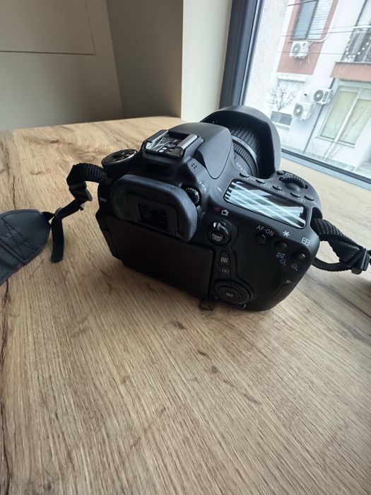 Canon EOS 70D + Canon EF-S 17-55mm f / 2.8 IS USM