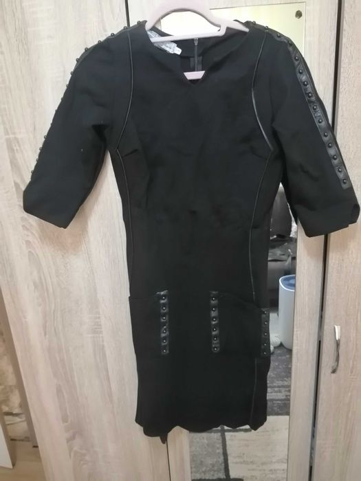 Рокля и сако запазени.