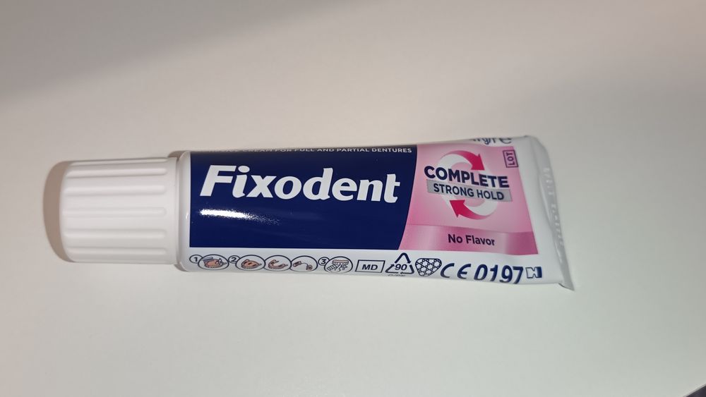 Cremă adezivă Fixodent