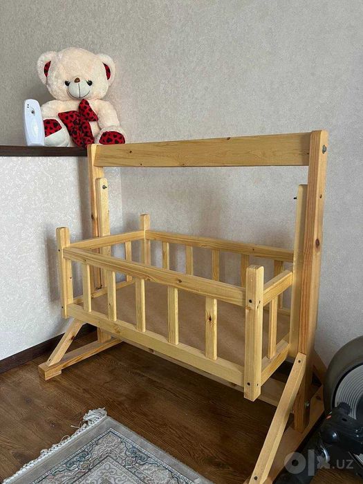 Деревянная колыбель-качалка для малыша