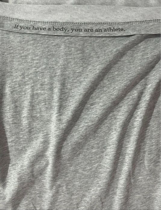 Tricou Nike gri.