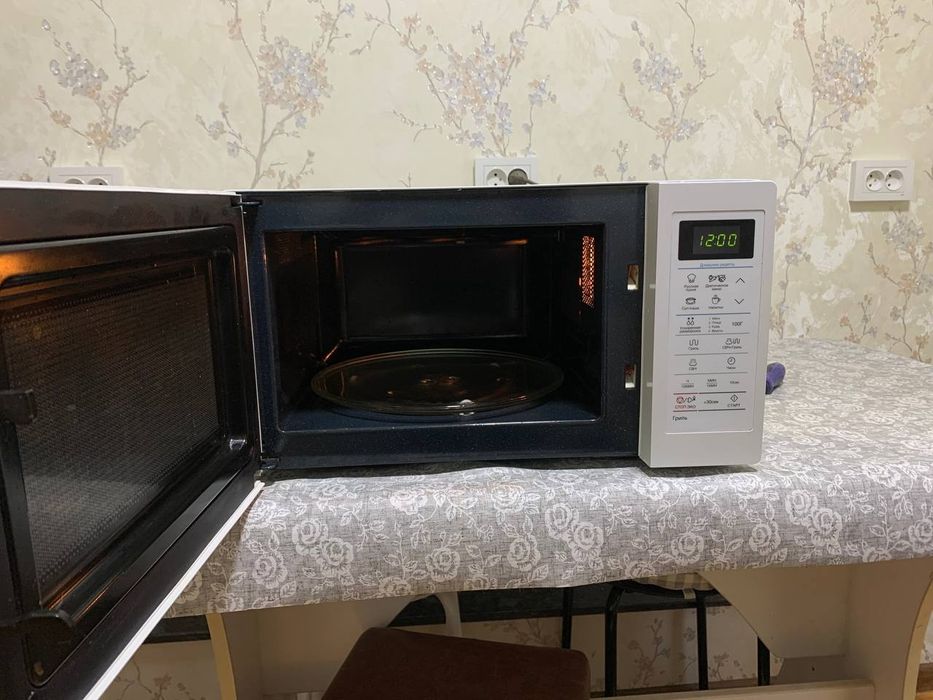 Микроволновая печь Samsung ME83ARW