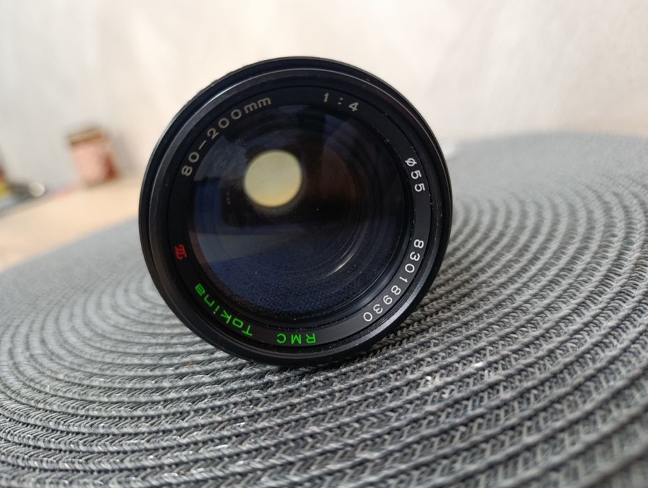 Това е Tokina RMC 80–200mm f/4 – ръчен (manual focus