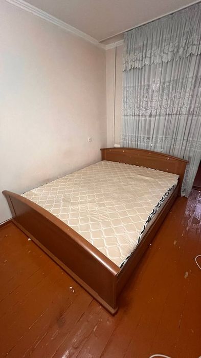 Продаём кровать  с матрасом и 2 кресла