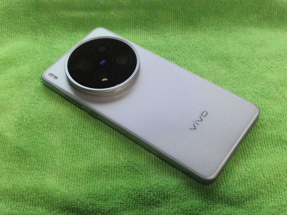 Telefon VIVO X200 Ultra 16gb/512gb alb, ca nou, cutie