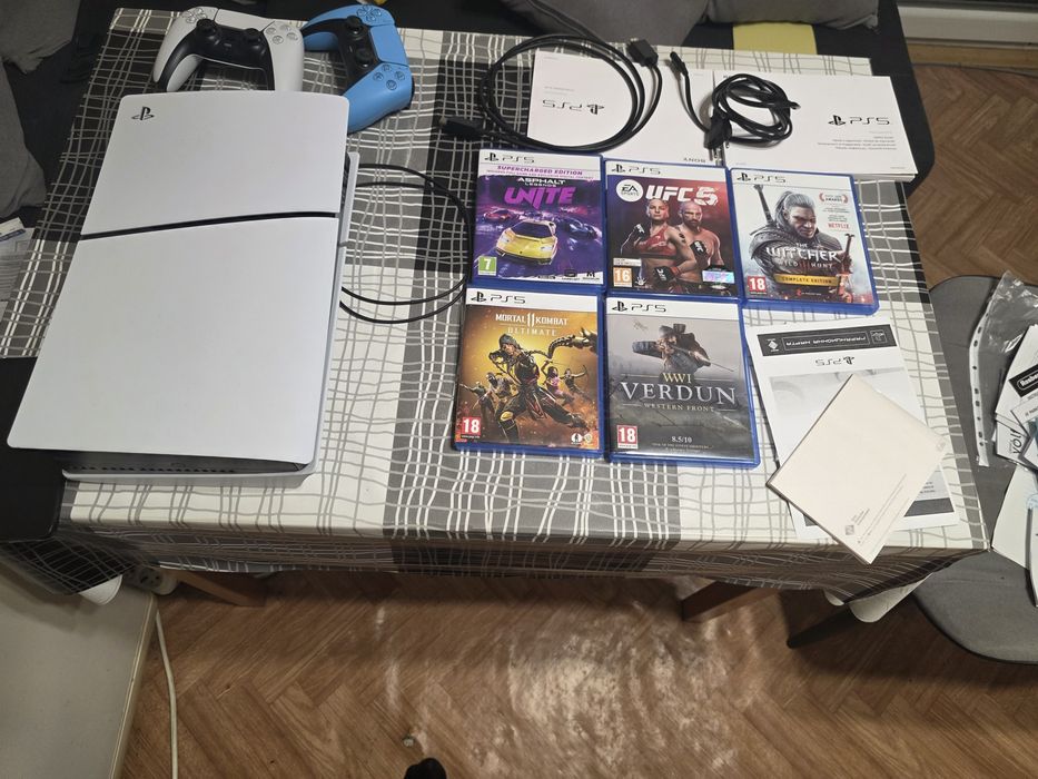 Продавам PlayStation 5 Slim с дисково устройство перфектно състояние с гаранция!