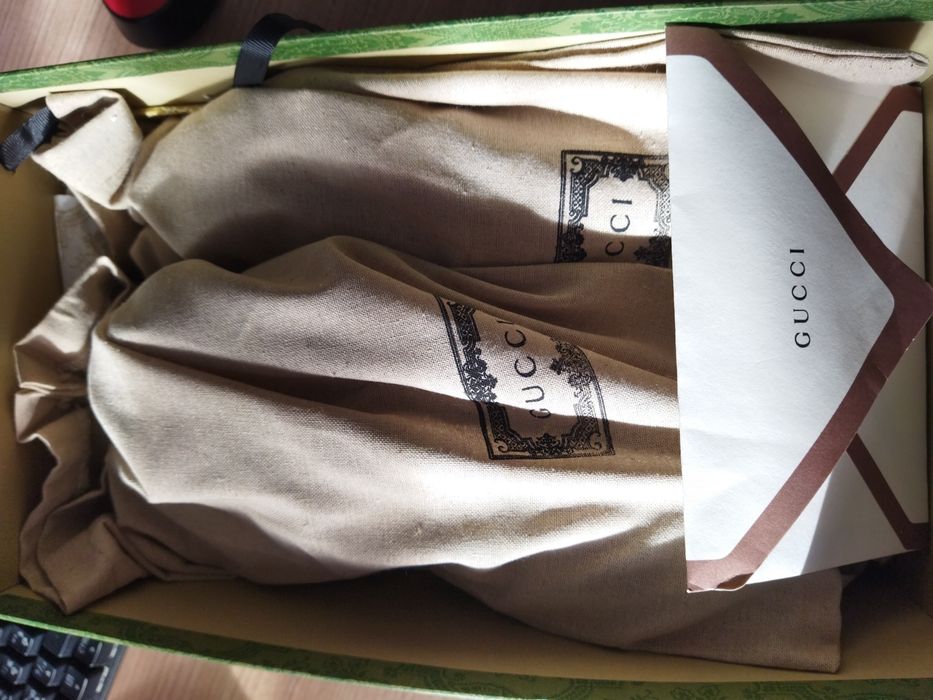 Продам женские кроссовки