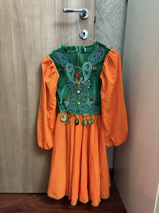 Продаю уйгурский костюм для девочки