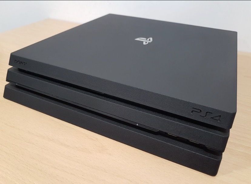 Playstation 4 pro с много изтеглени игри и god of wars gta 5 spiderman spongebob