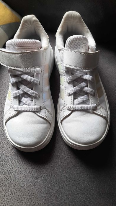 Детски бели обувки adidas и 28 размер
