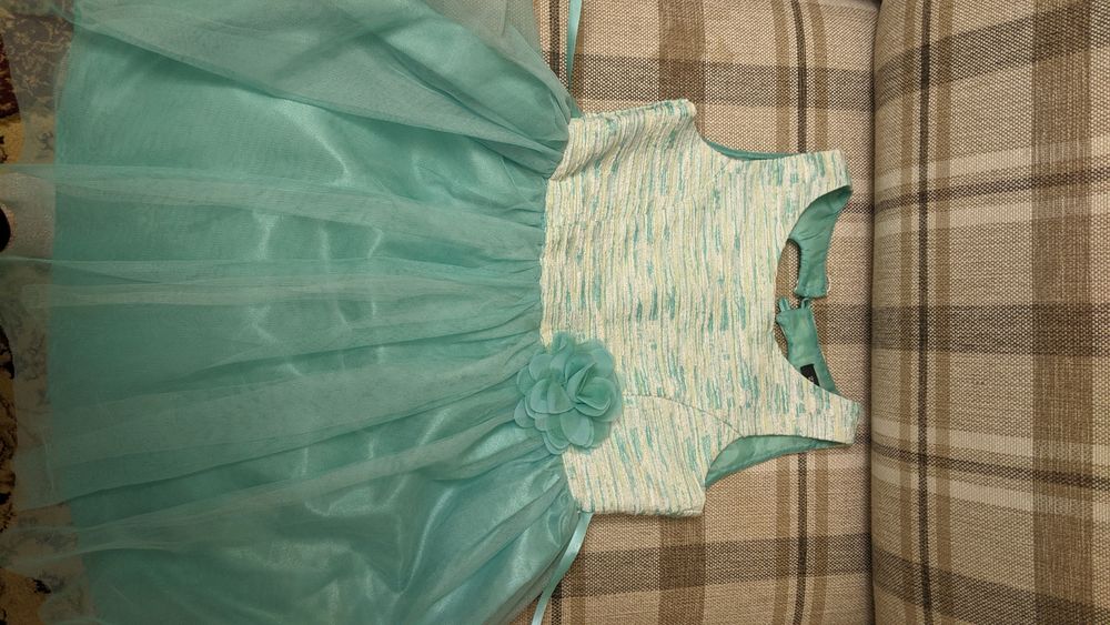 Продам красивые стильные платья на девочку 4/7 лет