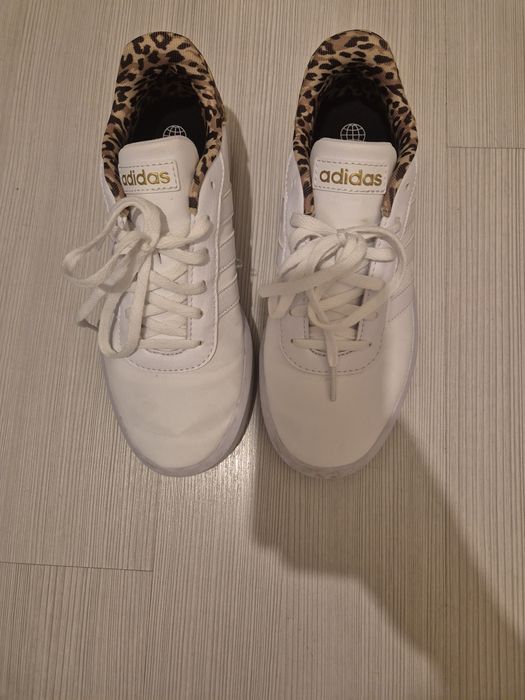 Vând adidasi Adidas