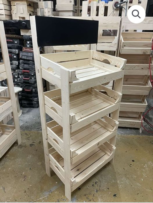 Дървен стелаж / етажерка от щайги с черна дъска за писане