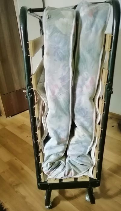 Vând pat pliant cu saltea