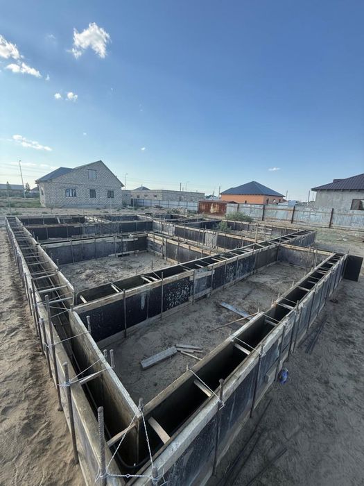 Жер Сатылады, фундаментімен