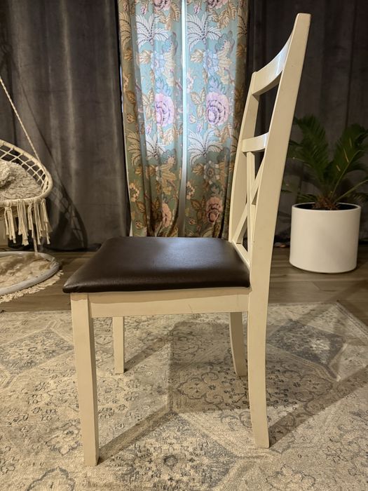 Set 8 scaune din lemn albe cu șezut maro – elegante