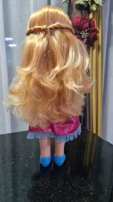 Кукла Аврора и ретро кукла с порцеланова глава и крайници