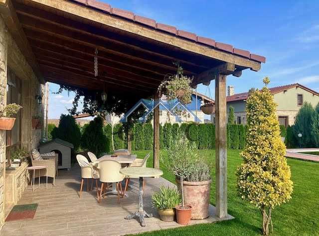 Къща 330м2, 2 гаража, басейн,5 спални, двор 675м2, 440000евро,Приселци