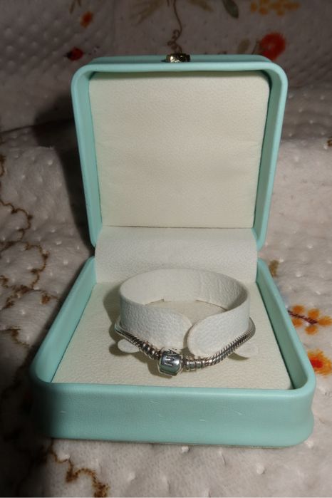 Продается pandora braslet + 3 шарма