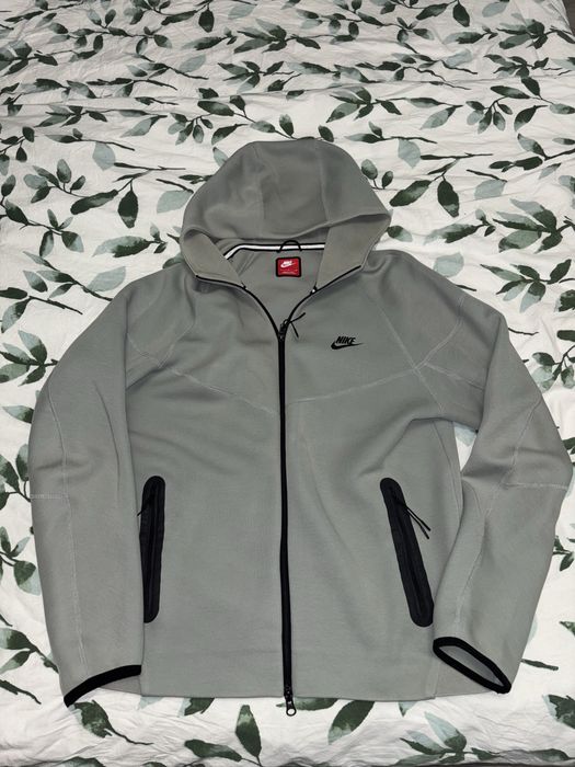 Продавам сиво/зелен tech fleece