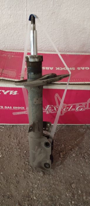 Продам передние стойки на Camry 40