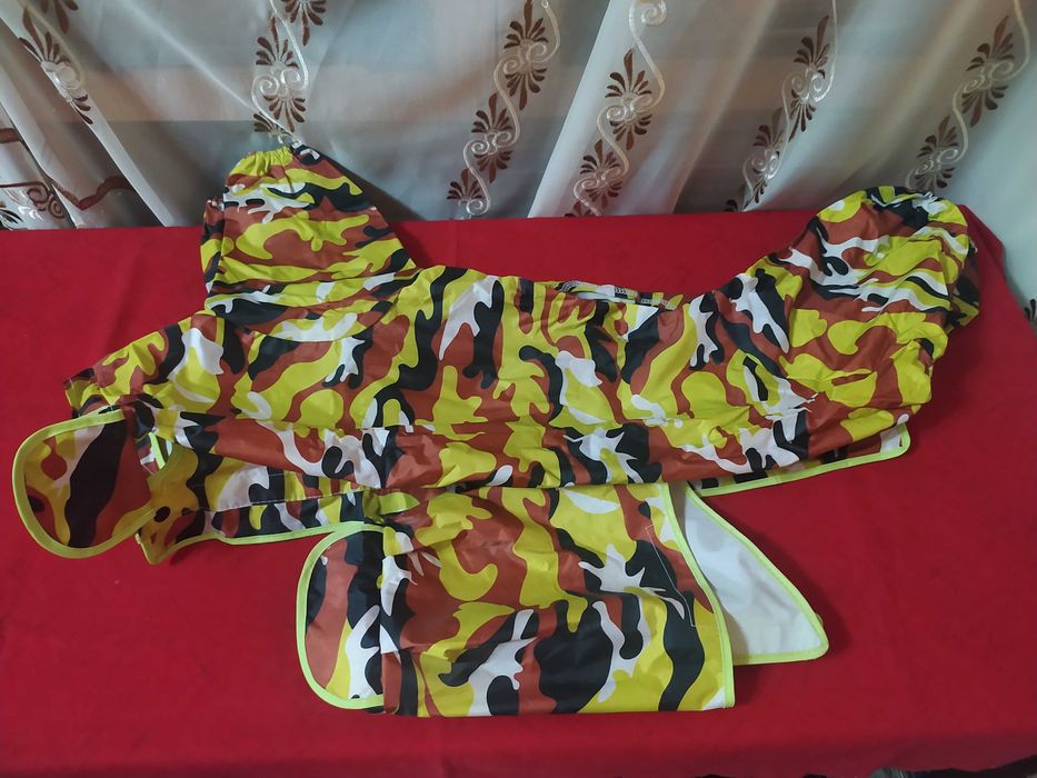 Одежка для не очень большой собаки. Непромокайка.