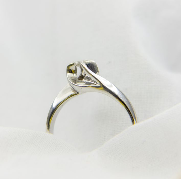 Елегантен пръстен от бяло злато с диамант