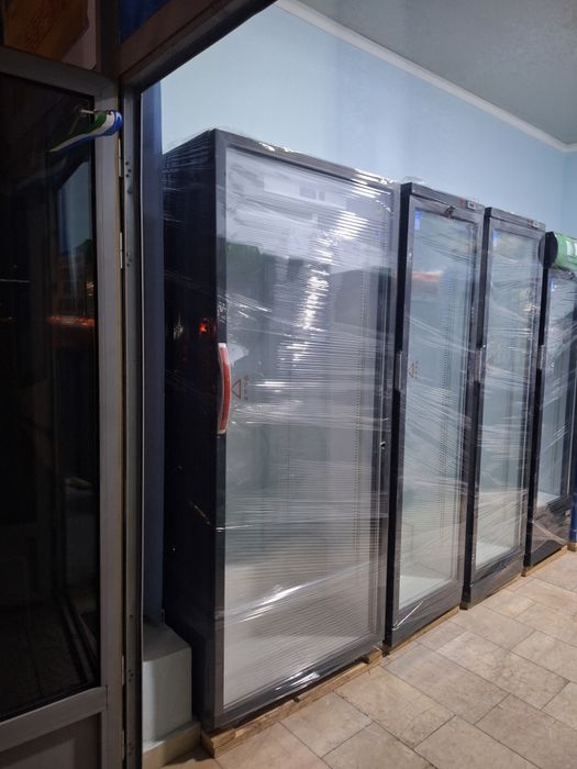 Новые фирменные витринные холодильники  DEVI. 1050литр