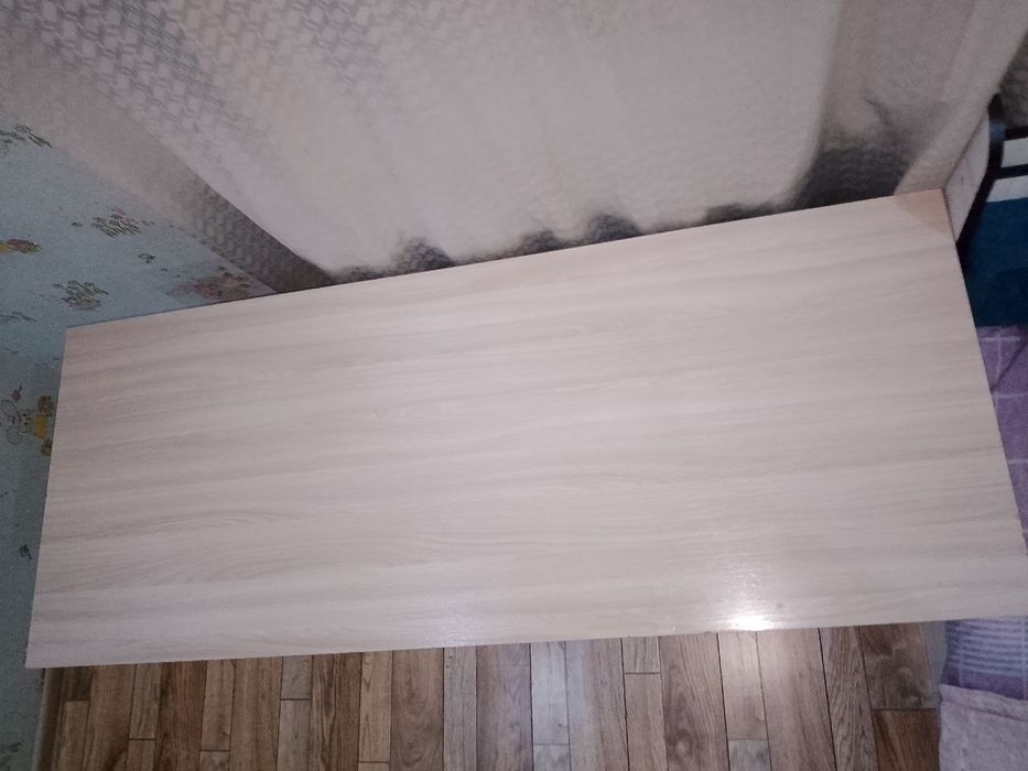 Продаётся письменный стол с тумбочкой.