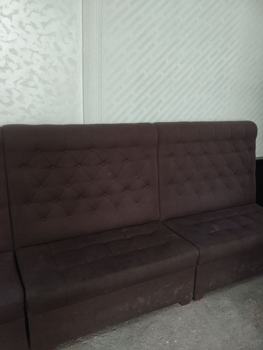 Yumshoq va qulay divan sotiladi, holati yaxshi