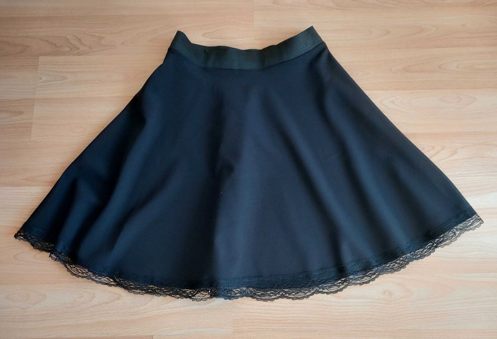 Дамска пола с дантела