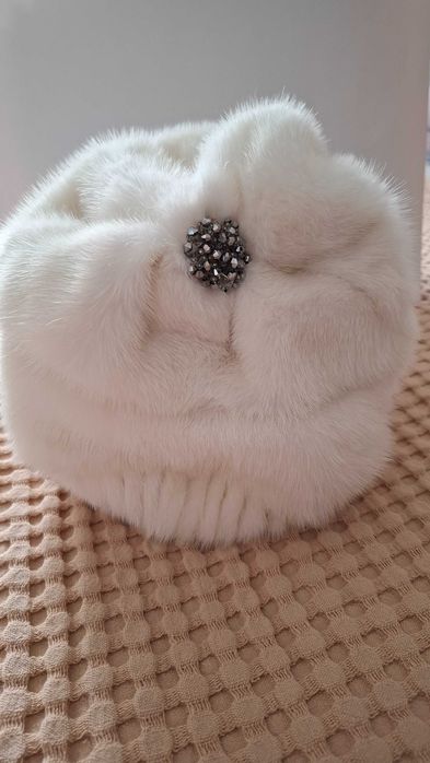 белая норковая шапка