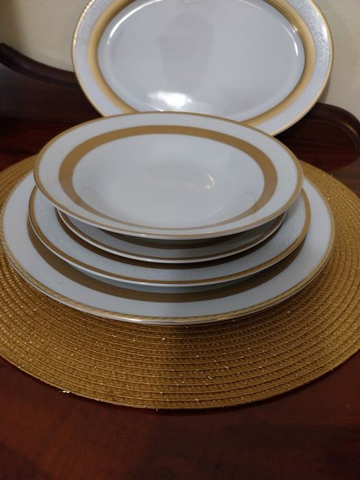 Порцеланов сервиз за хранене