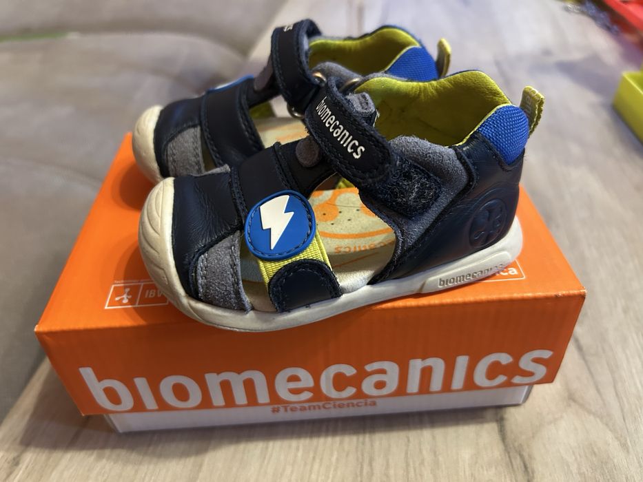 Продавам детски сандали