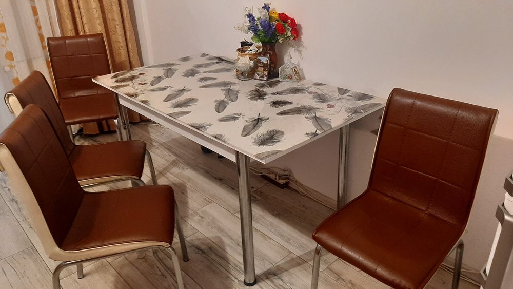 Masă de bucătărie cu patru scaune .