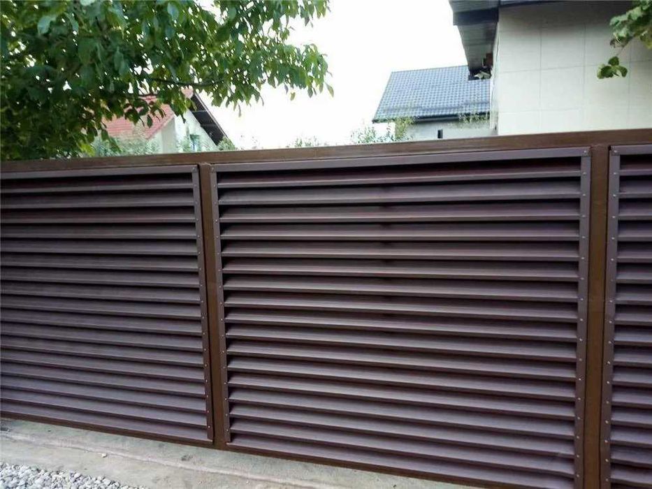 Garduri si porti din panou stil jaluzele si alte modele disponibile