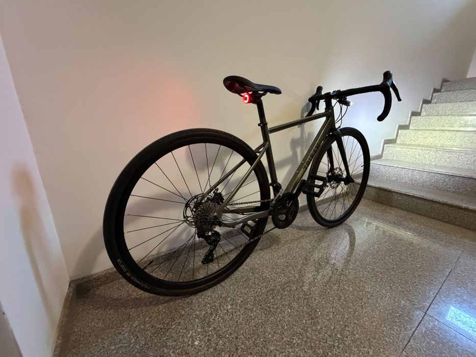 Triban RC520 Gravel Shimano 105 + Elite Direto XR-T + аксесоари (като ново)