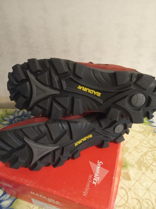 Продам новые кроссовки