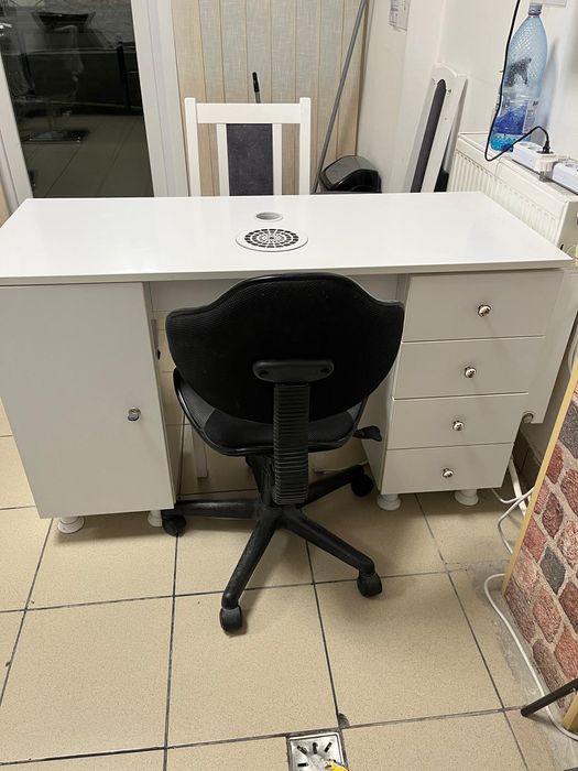 Vând masa de manichiura