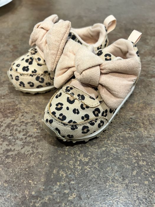 Vand incaltari bebe aproape noi