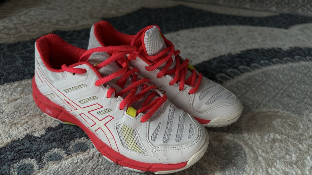 Кроссовки женские