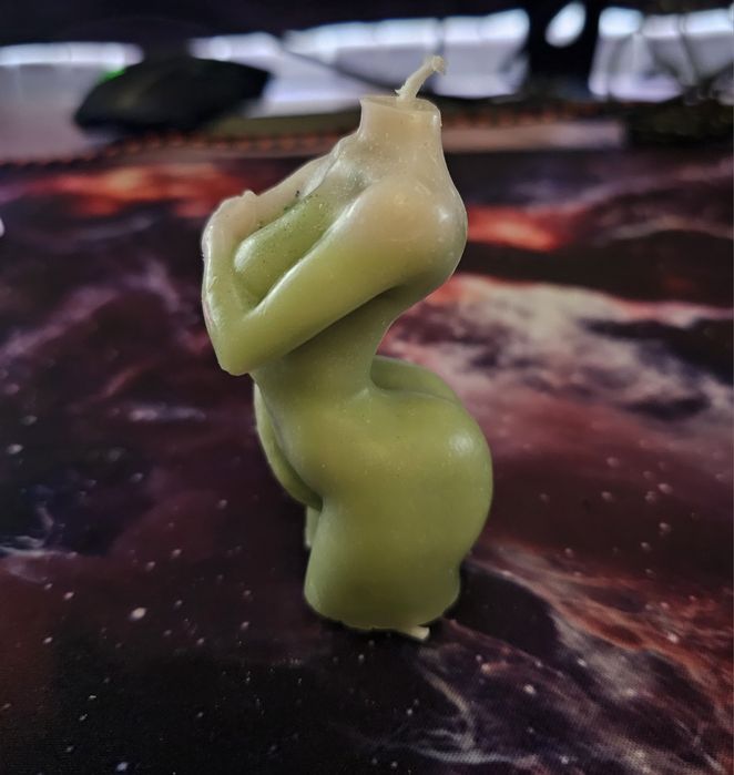 Ароматна свещ на женско тяло