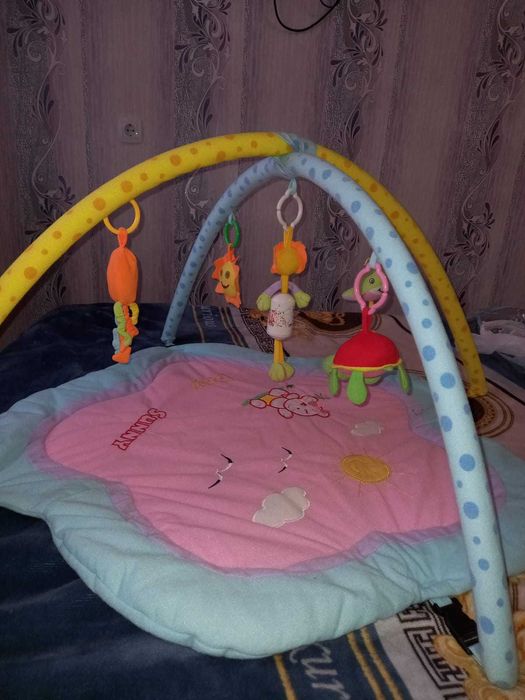 Продам развивающий коврик с дугой и игрушками