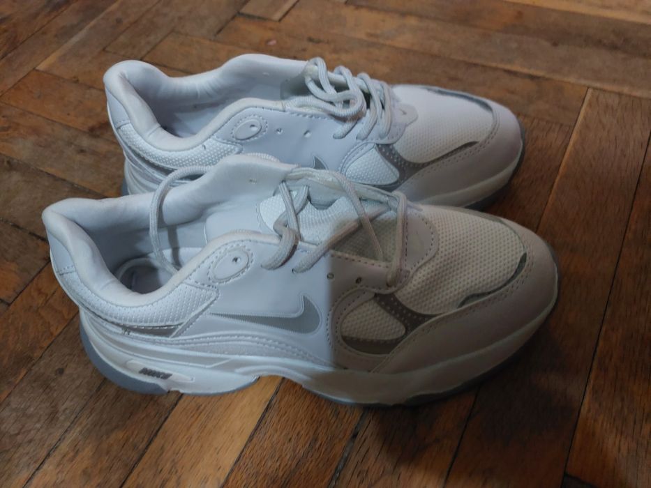 Бели маратонки nike