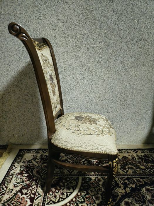 Stol va stullar sotiladi