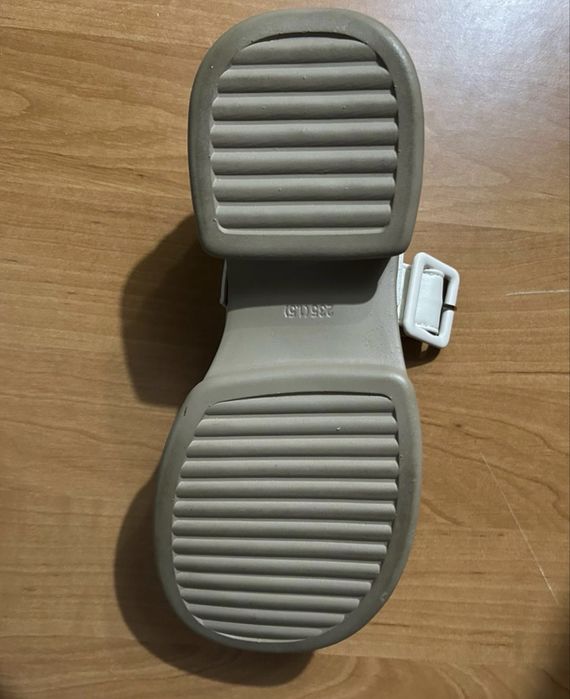 Бежевые новые туфли