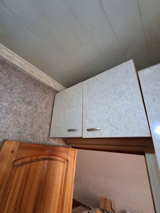 Кухонный гарнитур со шкафами и мойкой