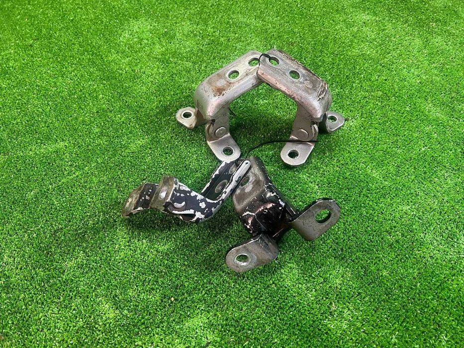 Петли передней двери на Тойоту Хайландер